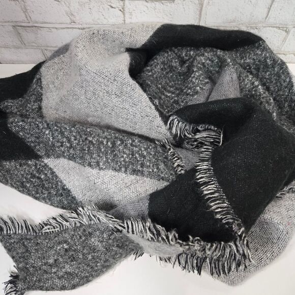 Warm, large blanket scarf - Picture 3 of 7